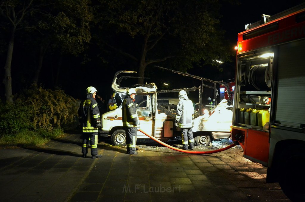 Auto 1 Wohnmobil ausgebrannt Koeln Gremberg Kannebaeckerstr P5409.JPG - Miklos Laubert